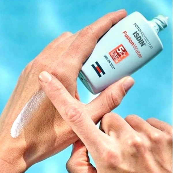 ویژگی های کرم ضد افتاب صورت و دور چشم فیوژن واتر ایزدین SPF50