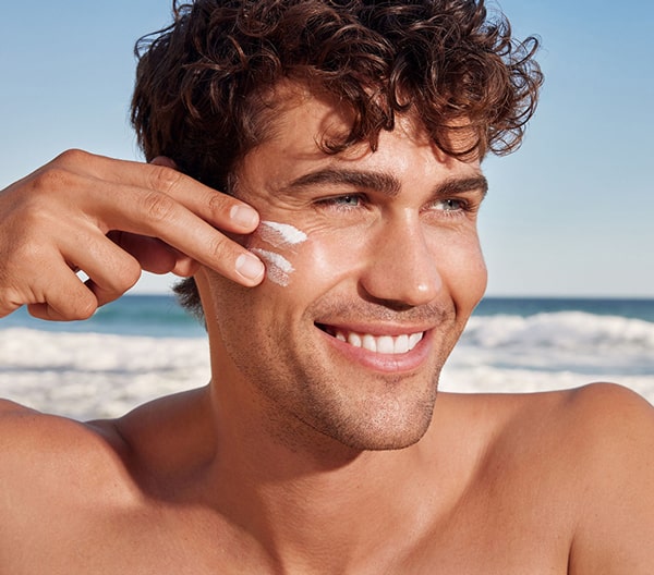 کرم ضد آفتاب فیوژن واتر بی رنگ ایزدین SPF 50 روی پوست